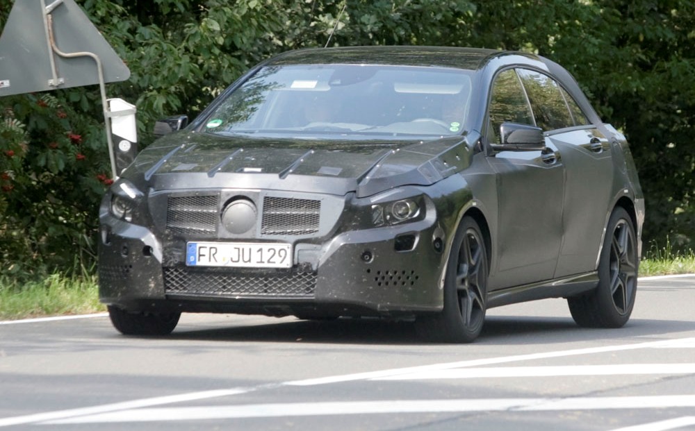Удачная фотоохота на Mercedes-Benz A25 AMG